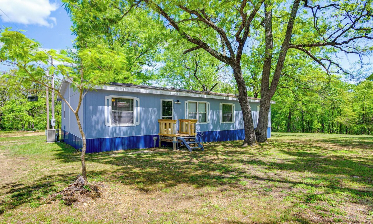 Lebanon Cottage | 4 Mi to Bennett Spring SP: Dog-friendly Home!