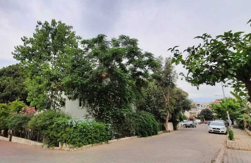 Kusadasi Bed & Breakfast | Çam ağaçları altında, otantik, büyük bahçeli, denize yakın ve yine de merkezi