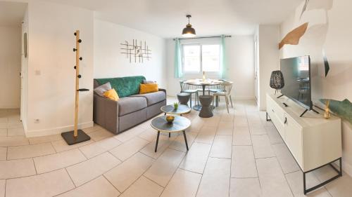 Bondy Apartment | Éclat Doré Bondy Suites Free Parking