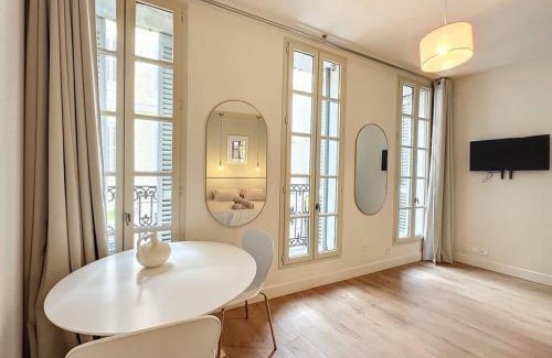 1st Arrondissement Apartment | Élegant Appartement - Hyper Centre & Climatisation - Les Frères de la Loc'