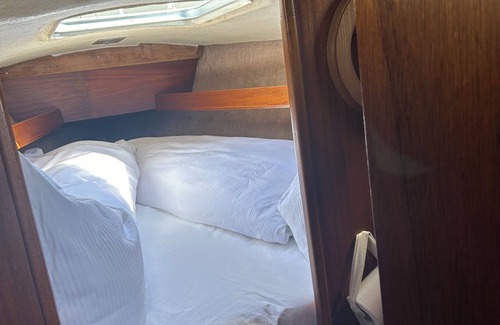 Old Town Boat Rental | Übernachtung Segelboot in Gehobenem Flair des Deluxe Hafens Cala del Forte