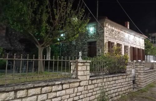 Paravola Ski Chalet | Αρχωντικα στην Τρiχονιδα