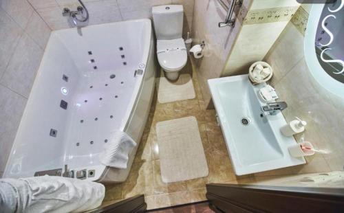 Petropavlivs'ka Borshchahivka Hotel | Готель Ангел на Великій Кільцевій