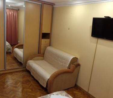 Dniprovs'kyi District Apartment | Затишна 1 кімнатна квартира біля метро Дарниця