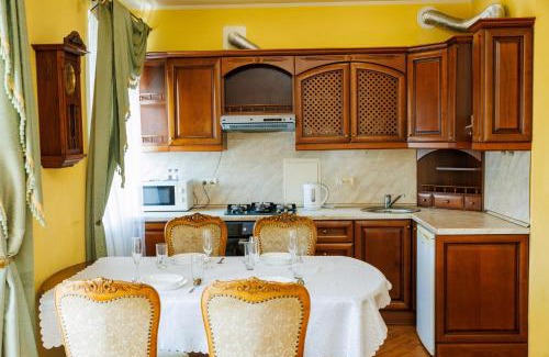 Sukhinovka Apartment | Квартира Антиквара у центрі Полтави Мережа AlexApartments Документи для відряджень Безконтатне заселення Цілодобово