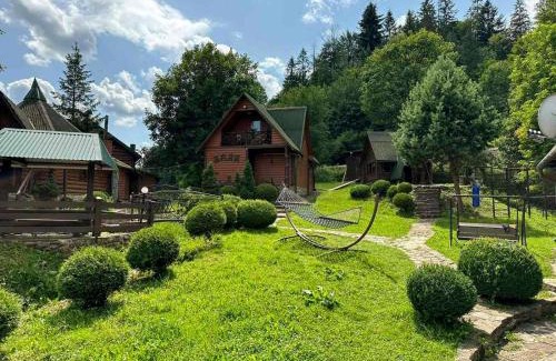 Mykulychyn House | Комплекс котеджів "Під лісом"