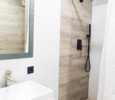 Darnyckyj Apartment | Олімпік Парк, 5хв від м Бориспільська, завжди є світло, генератор в будинку!