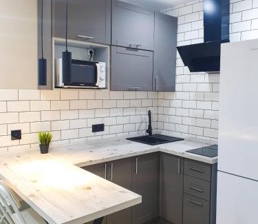 Darnyckyj Apartment | Олімпік Парк, 5хв від м Бориспільська, завжди є світло, генератор в будинку!
