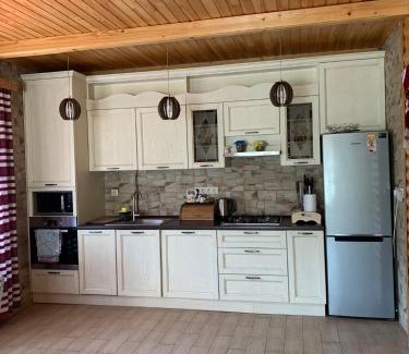 Yaremche Cabin | Світанкове сяйво