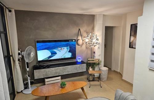 Herzliya Apartment | יחידת דיור (חדר וחצי) - גינה פרטית, חנייה חופשית !