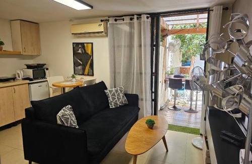 Herzliya Apartment | יחידת דיור (חדר וחצי) - גינה פרטית, חנייה חופשית !