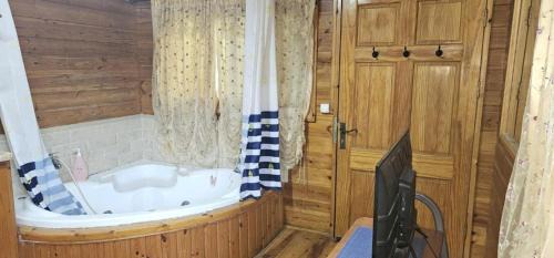 Migdal Cabin | נופש דביר - צימרים מהממים למשפחות עם ג'קוזי ובריכה ליד הכנרת