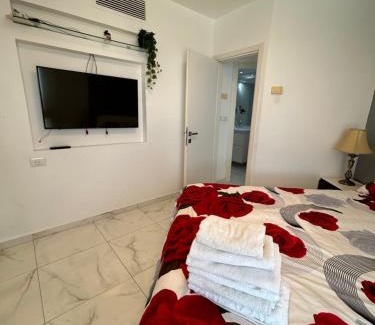 Bat Yam Apartment | סוויטת אהבה מתוקה על הים-Sweet Love Suite on the sea