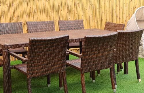 Netanya Apartment | סוויטת כוכב הים ומרפסת גן מול גלי הים ומדרגות ישר לחוף העונות