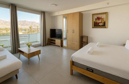 Eilat Apartment | סי סייד אילת חדר משפחתי עם מרפסת ונוף לים ולבריכה