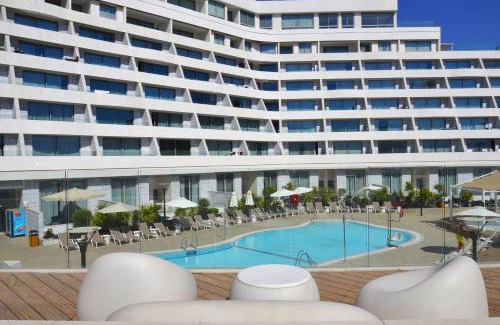 Eilat Apartment | סי סייד אילת חדר משפחתי עם מרפסת ונוף לים ולבריכה