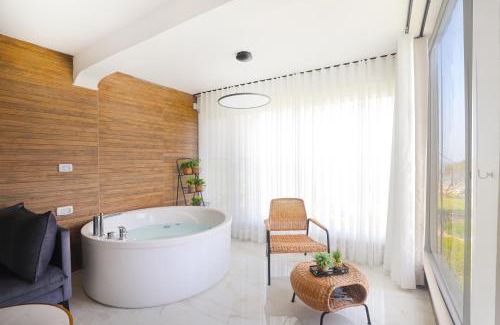 Haifa Apartment | צימר על הים גקוזי ואירוח איכותי Oceanfront Beach House W Jacuzzi