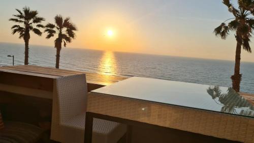 Netanya Apartment | שירת הים -עם מרפסת עץ ובריכת זרמים פרטית חוף צאנז לציבור החרדי