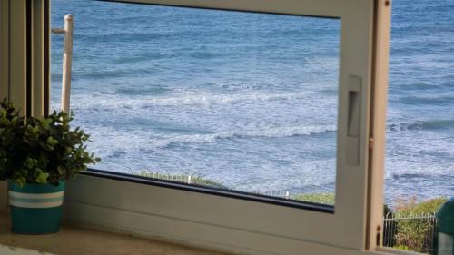 Netanya Apartment | שירת הים -עם מרפסת עץ ובריכת זרמים פרטית חוף צאנז לציבור החרדי