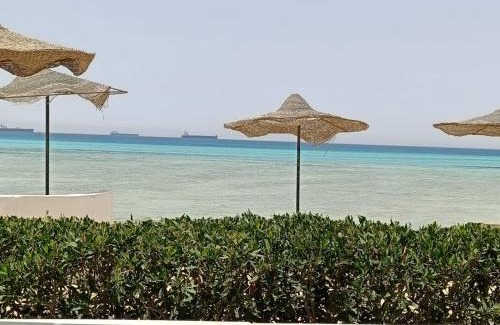 Ras Sudar Apartment | شاليه سياحي مكيف صف أول علي البحر مباشره ومكيف وبحديقه خاصه