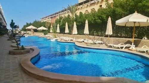 Shurtah al-Dakhlah Ski Chalet | شاليه على البحر بمنتجع سياحي حمامات سباحه شاطئ رملى دور ثالث علوى بدون اسانسير