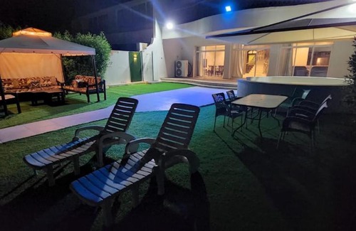 Dhahban Ski Chalet | شاليه فور نايتس