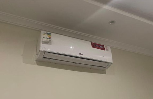 Al Riyadh Apartment | غرفة كبيرة مع دورة مياه مجهزة بالكامل مدخل خاص
