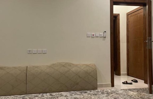 Al Riyadh Apartment | غرفة كبيرة مع دورة مياه مجهزة بالكامل مدخل خاص