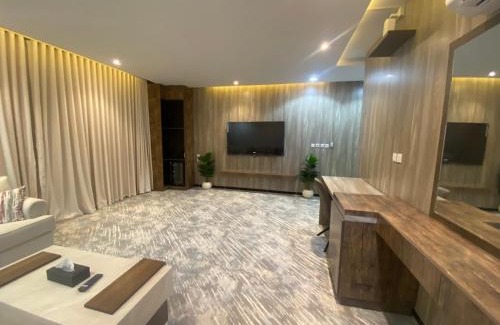 Al Kura Apartment | غرفة وصالة سوبر فندقية فاخرة