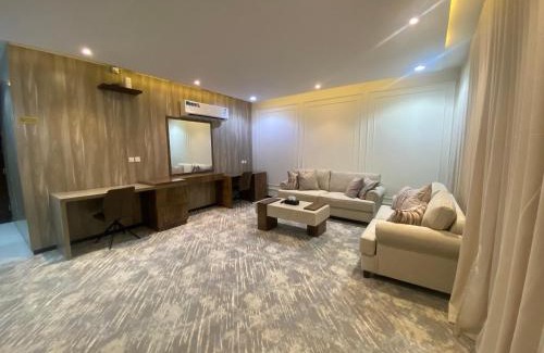 Al Kura Apartment | غرفة وصالة سوبر فندقية فاخرة
