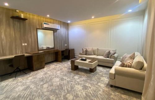 Al Kura Apartment | غرفة وصالة سوبر فندقية فاخرة