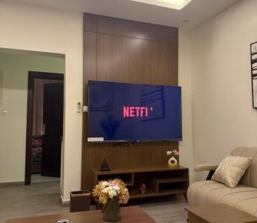 Mizail Apartment | غرفه صاله بتصميم مودرن مدخل سياره
