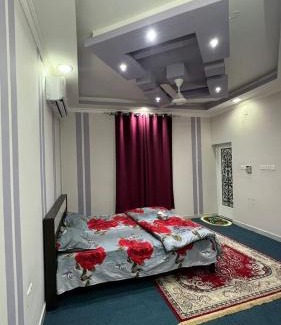 Al Koudh Apartment | غرف نوم في الخوض