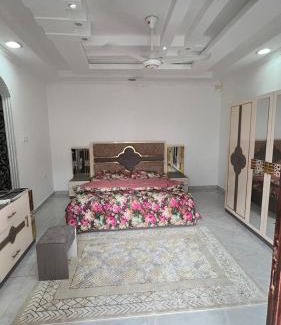 Al Koudh Apartment | غرف نوم في الخوض