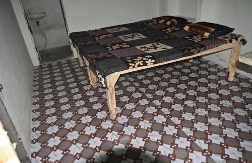 Vrindavan House | श्री बाँकेबिहारी सेवा धाम Near Atalla Chungi Parikrama Marg Vrindavan.