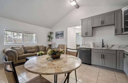 Winnetka House | ৎ୭Bright & Gorgeous Canoga Park Guesthouseৎ୭
