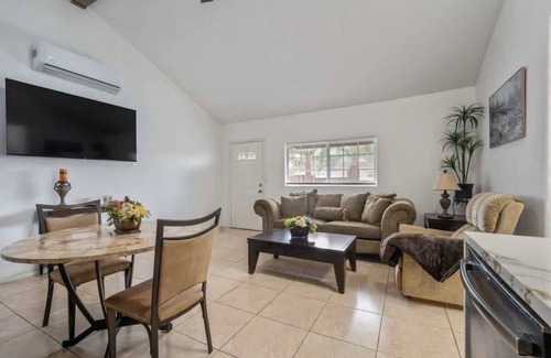 Winnetka House | ৎ୭Bright & Gorgeous Canoga Park Guesthouseৎ୭