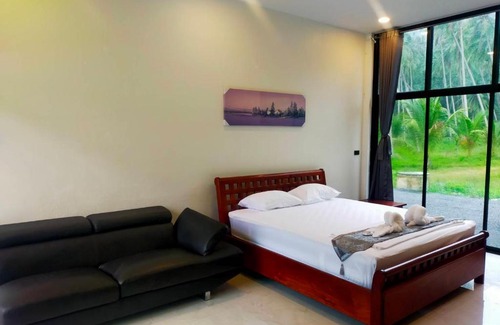 Sichon Resort | คิงคองพูลวิลล่าเขาพลายดำ