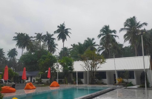 Sichon Resort | คิงคองพูลวิลล่าเขาพลายดำ