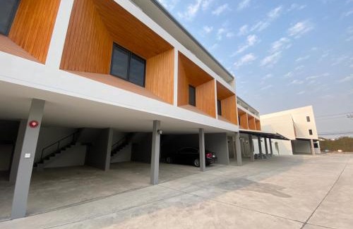Chonburi Hotel | นั่งเล่นกันไหม รีสอร์ท SHA Plus
