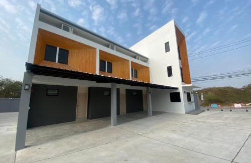 Chonburi Hotel | นั่งเล่นกันไหม รีสอร์ท SHA Plus