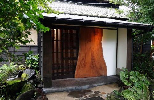 Aso House | 寝室から一望できる阿蘇山の絶景!築200年の歴史ある米蔵をリノベーションした一棟貸しの宿
