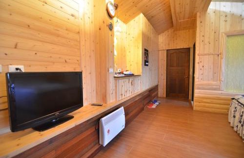 Fuxing District Ski Chalet | 桃花源農莊
