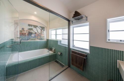 Dogo Hot Spring Apartment | 源泉かけ流しの一棟貸し温泉宿The Feet Dogo築70年日本文化的道後温泉徒歩6分大正ロマンの調度品テレビ無しで家族団らん
