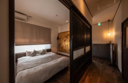 Dogo Hot Spring Apartment | 源泉かけ流しの一棟貸し温泉宿The Feet Dogo築70年日本文化的道後温泉徒歩6分大正ロマンの調度品テレビ無しで家族団らん
