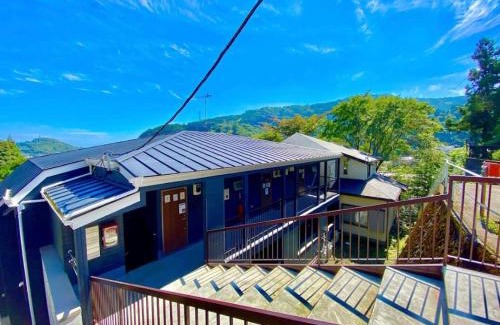 Odawara Apartment | 箱根湯本から一駅。大正〜昭和の家具に囲まれた、緑香るウッドテラスのある宿。高台から小田原の街を一望