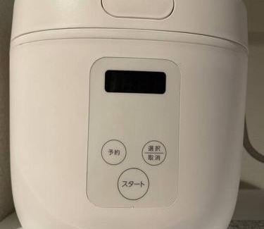 Odawara Apartment | 箱根湯本から一駅。大正〜昭和の家具に囲まれた、緑香るウッドテラスのある宿。高台から小田原の街を一望
