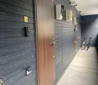 Odawara Apartment | 箱根湯本から一駅。大正〜昭和の家具に囲まれた、緑香るウッドテラスのある宿。高台から小田原の街を一望