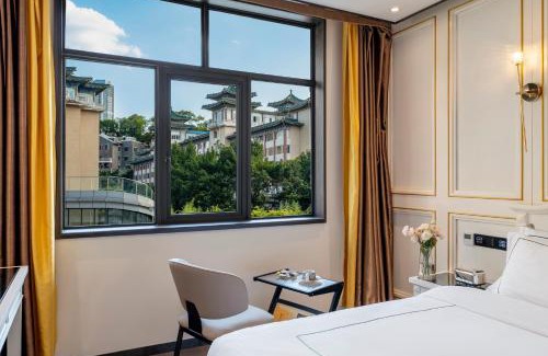 Yuzhong Hotel | 重庆陌隅酒店 - 人民大礼堂地铁站店