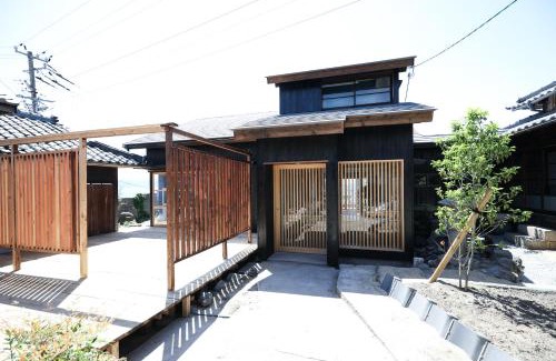 Ogishima Apartment | 鍬と本
